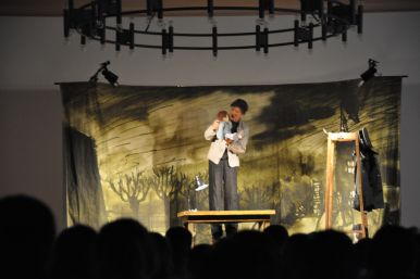 "Wenn du einmal groß bist" nach dem Buch von Bedrich Fritta "Für Tommy zum dritten Geburtstag in Theresienstadt" mit dem Figurentheater Pantaleon